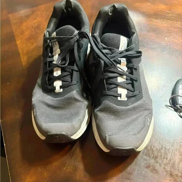 on cloud Cloudrunner Wide
9.5 - Picture 2 of 8